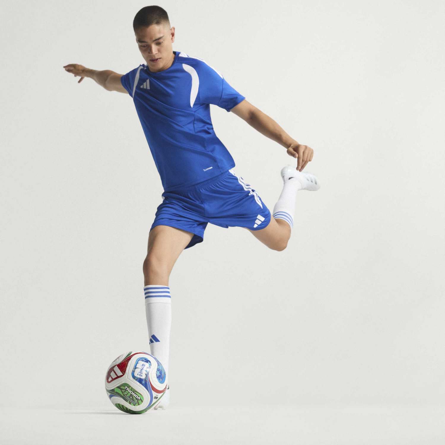 2026 ワールドカップ adidas プロボール – レアル・マドリードCF公式
